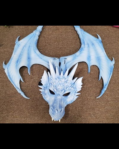 כנפיים מפוארות עם מסכת דינוזאור